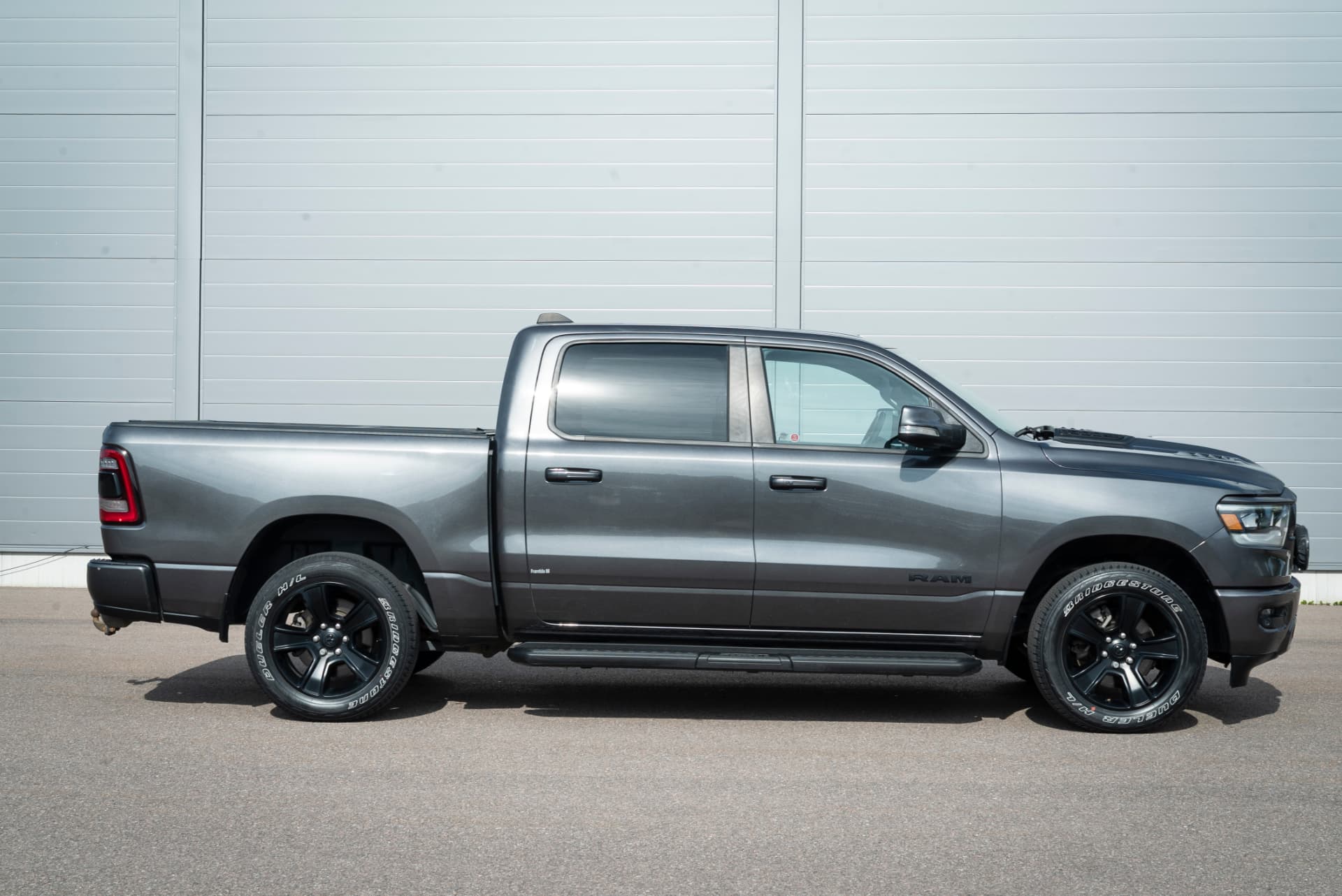 Grå Ram 1500 Sport fotograferad från sidan