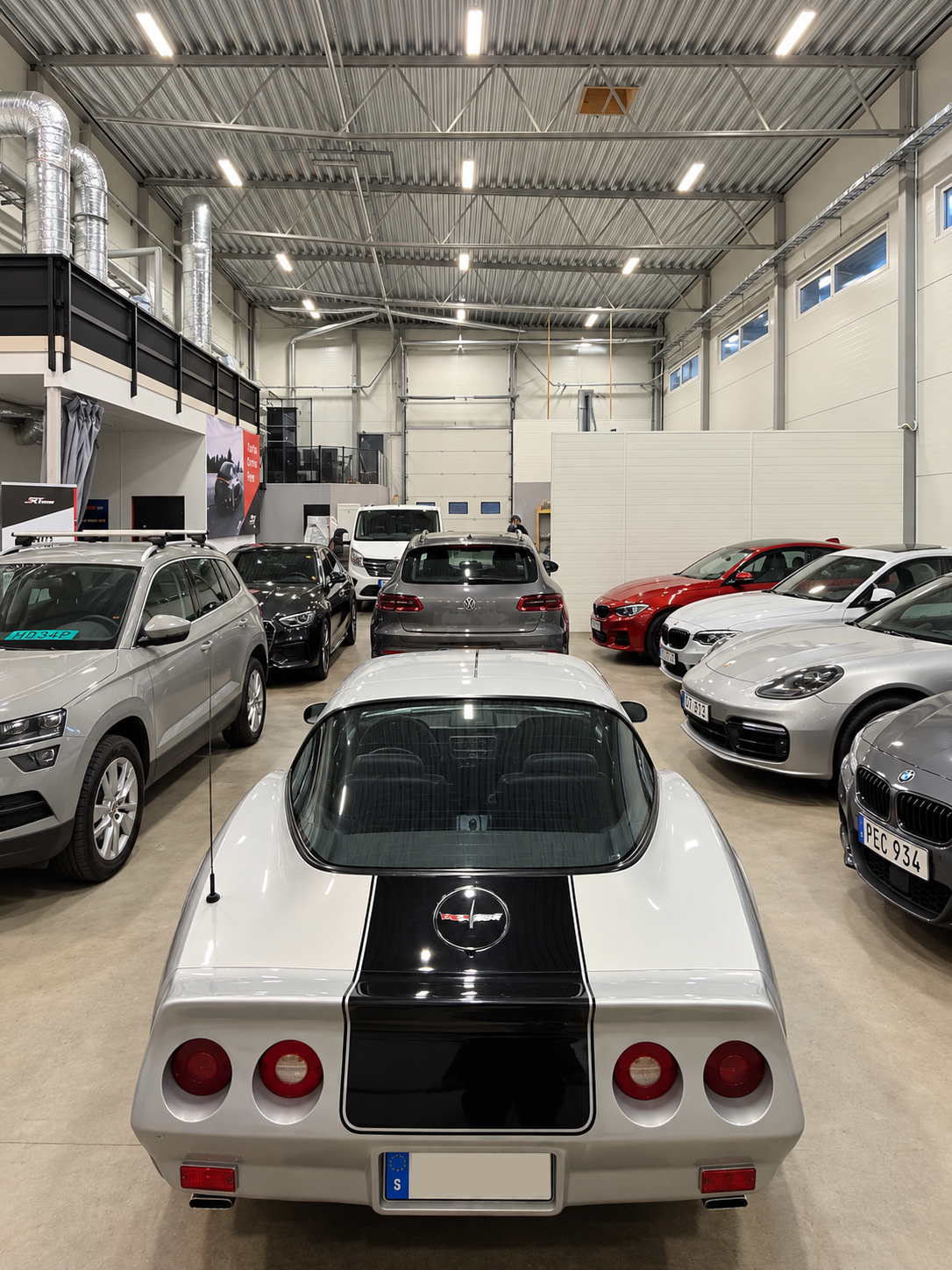 Bilar uppställda i RT Motors lokal på Kramstagatan 3 i Köping