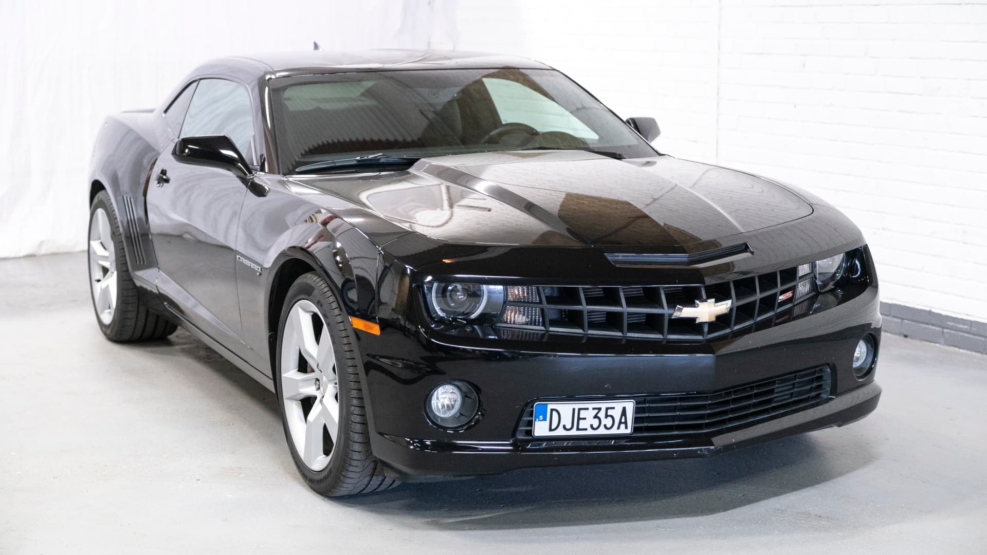 Svart Chevrolet Camaro SS som RT Motor sålt, fotograferad i lokalen