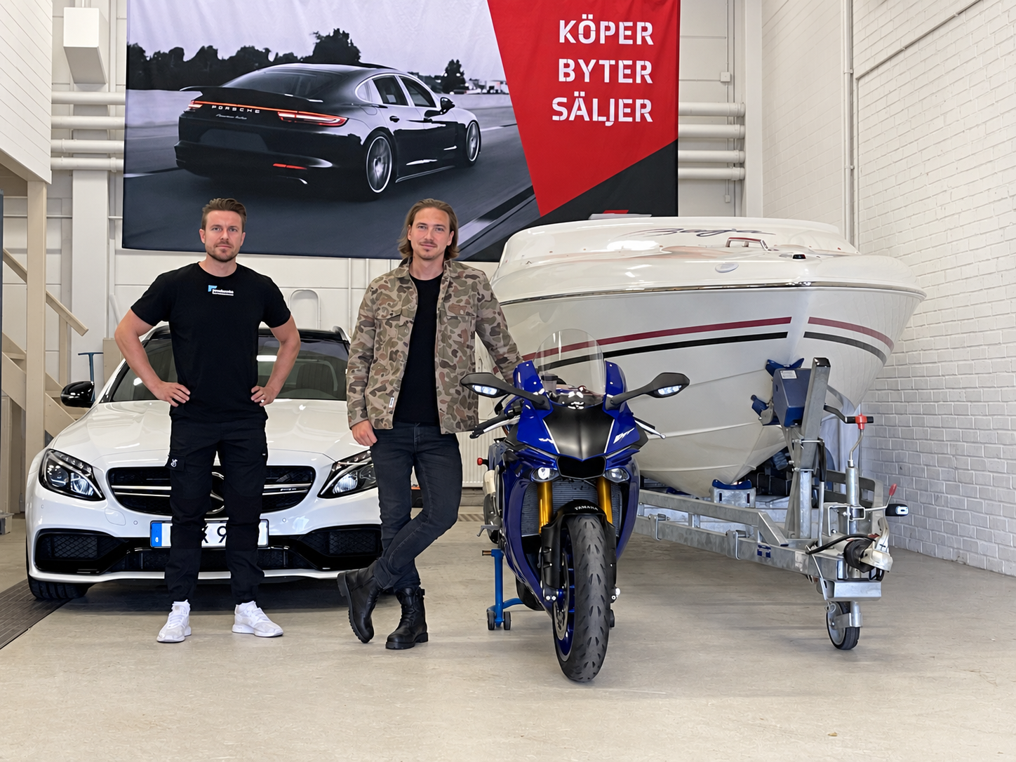 Tom Ljungqvist och Ronny Stenbacks i RT Motors lokal i Köping med bil, motorcykel och båt