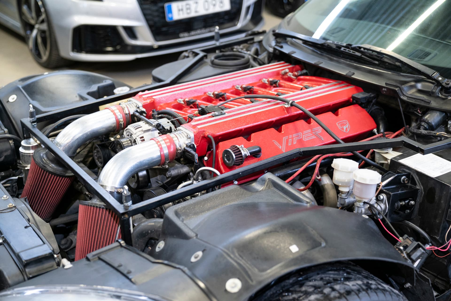 Motorrummet i Dodge Viper RT/10 med röd V10-motor och uppgraderade insug