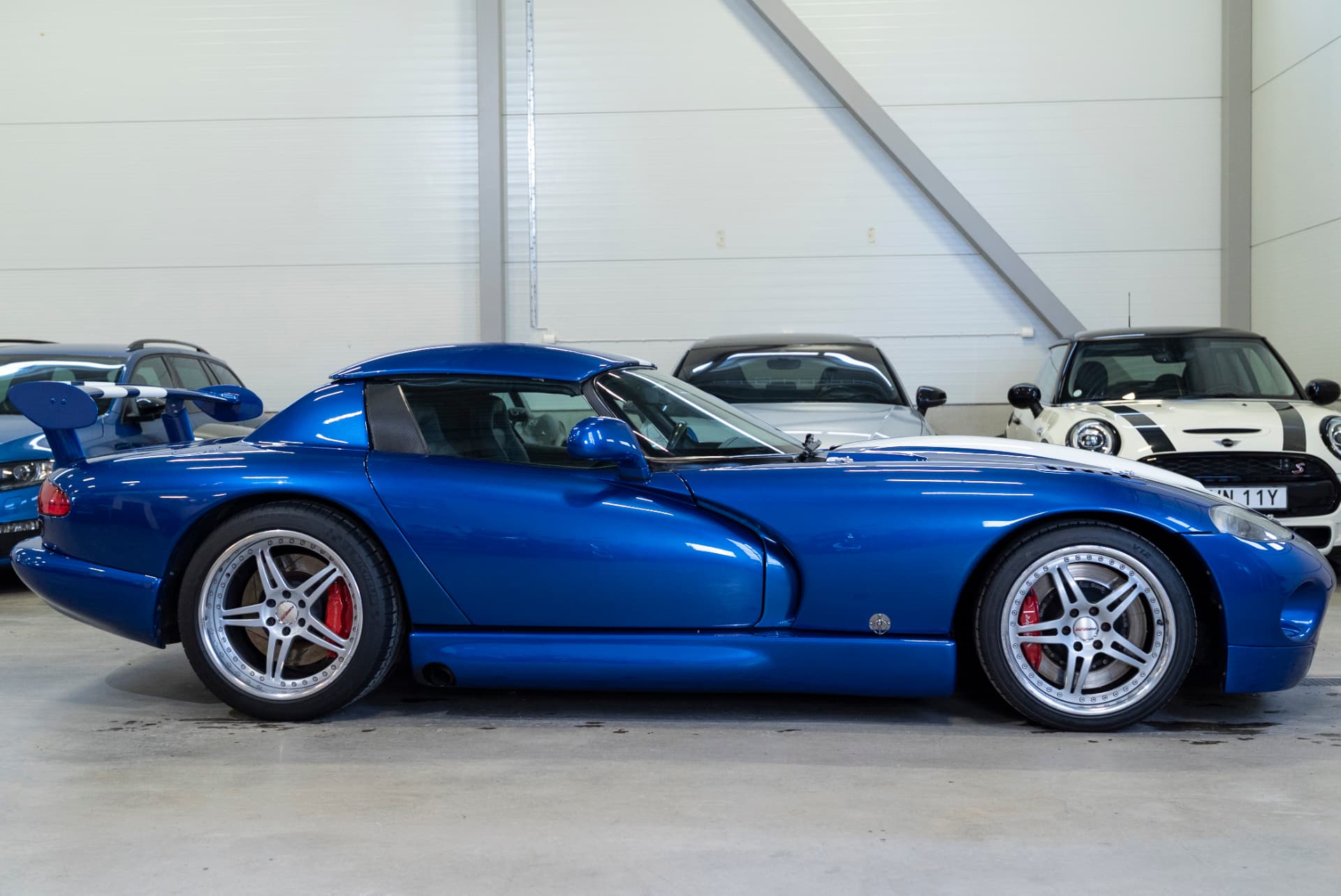 Dodge Viper RT/10 i profil med stor bakvinge och Forgeline-fälgar