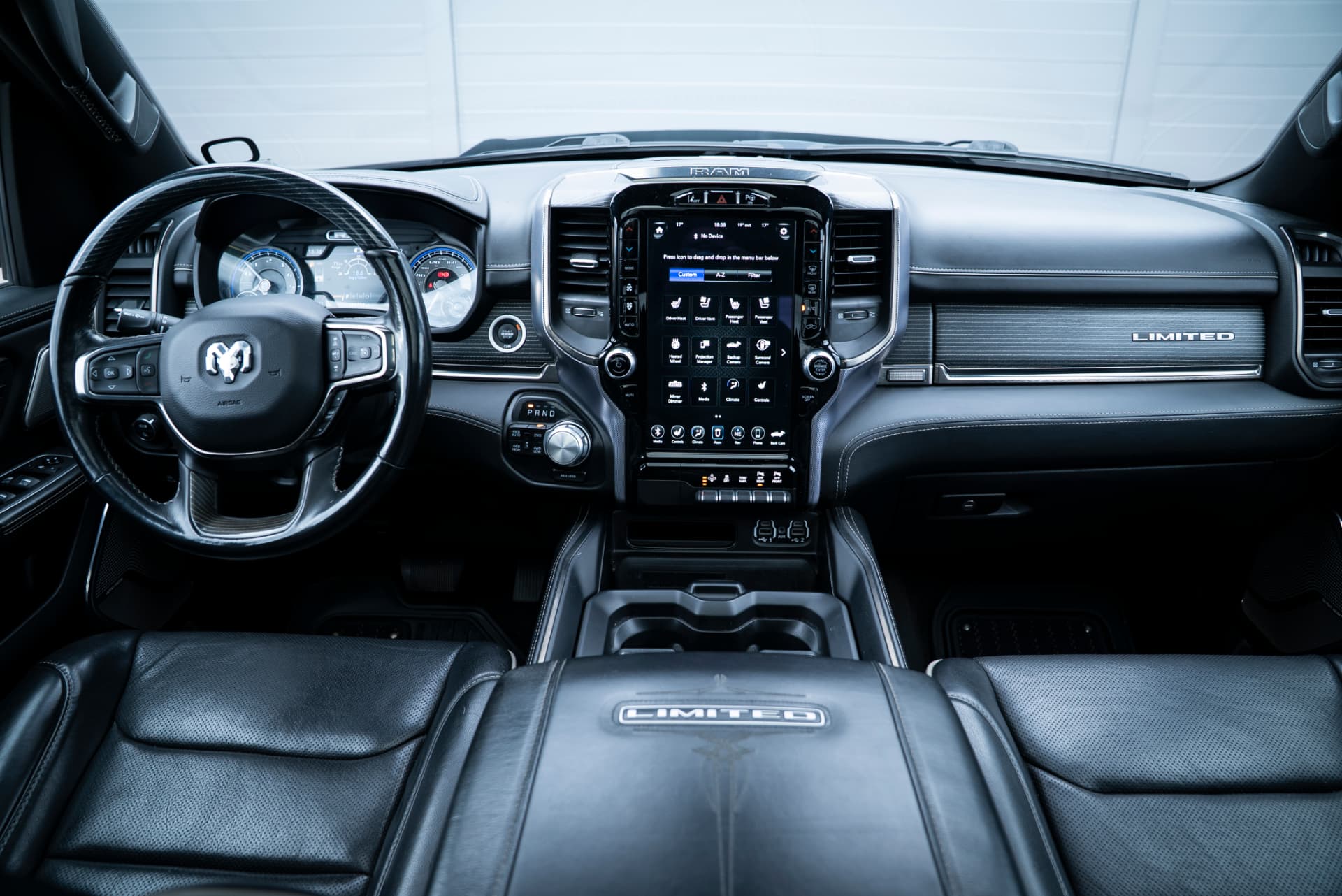 Interiör och instrumentpanel i en Dodge Ram Limited