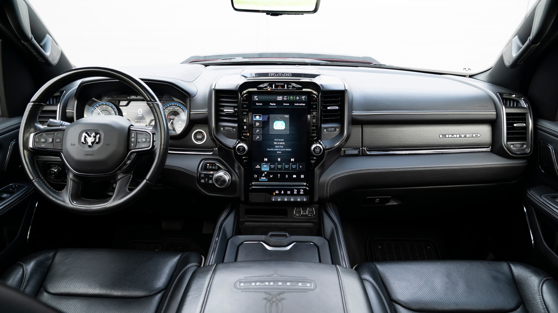 Interiör i en Ram 1500 Limited med stor pekskärm och läderklädsel