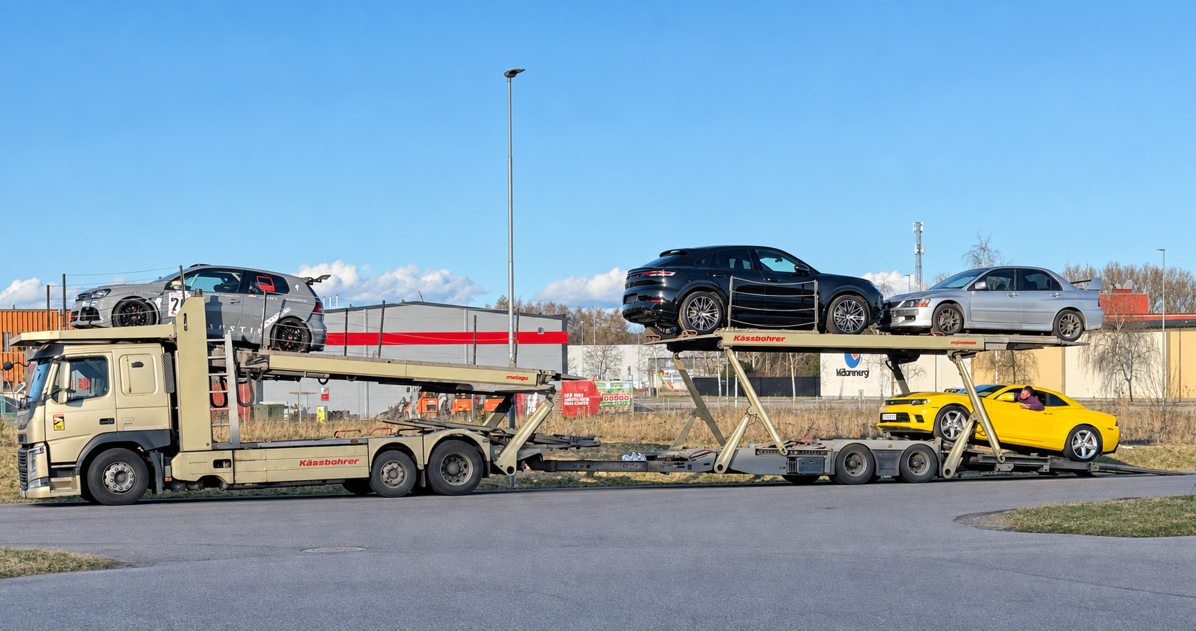 Den gula Chevrolet Camaro SS lastad på biltransport inför resan till Frankrike