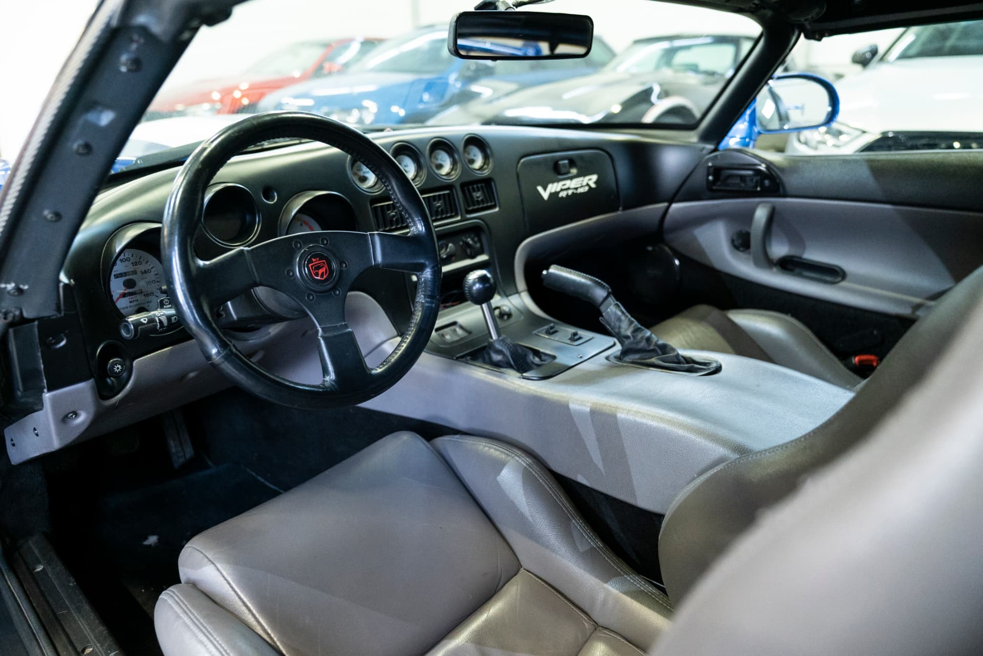 Ratt och instrumentpanel i Dodge Viper RT/10 med Viper RT/10-emblem