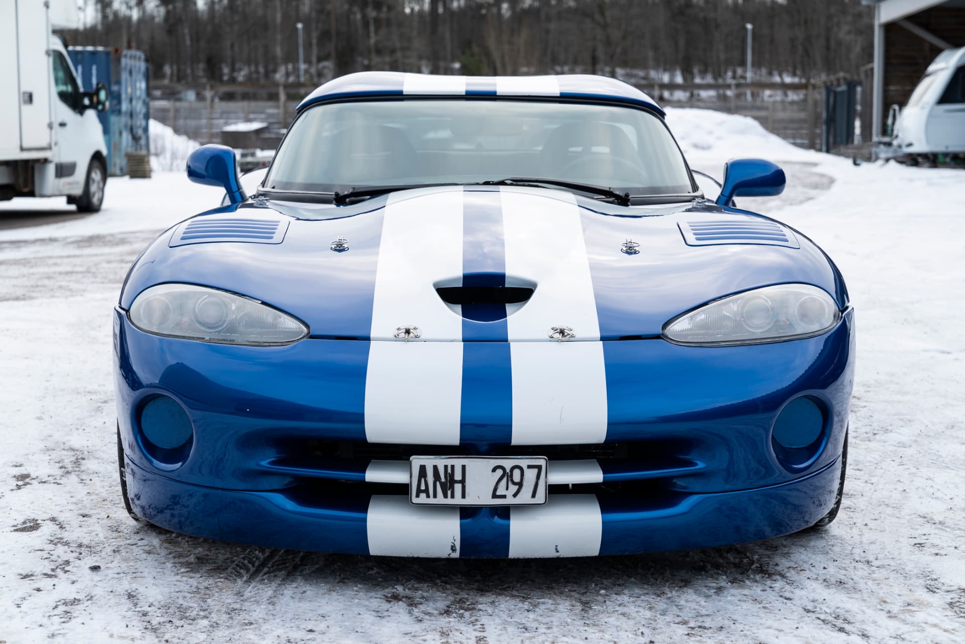 Dodge Viper RT/10 rakt framifrån med vita racingränder