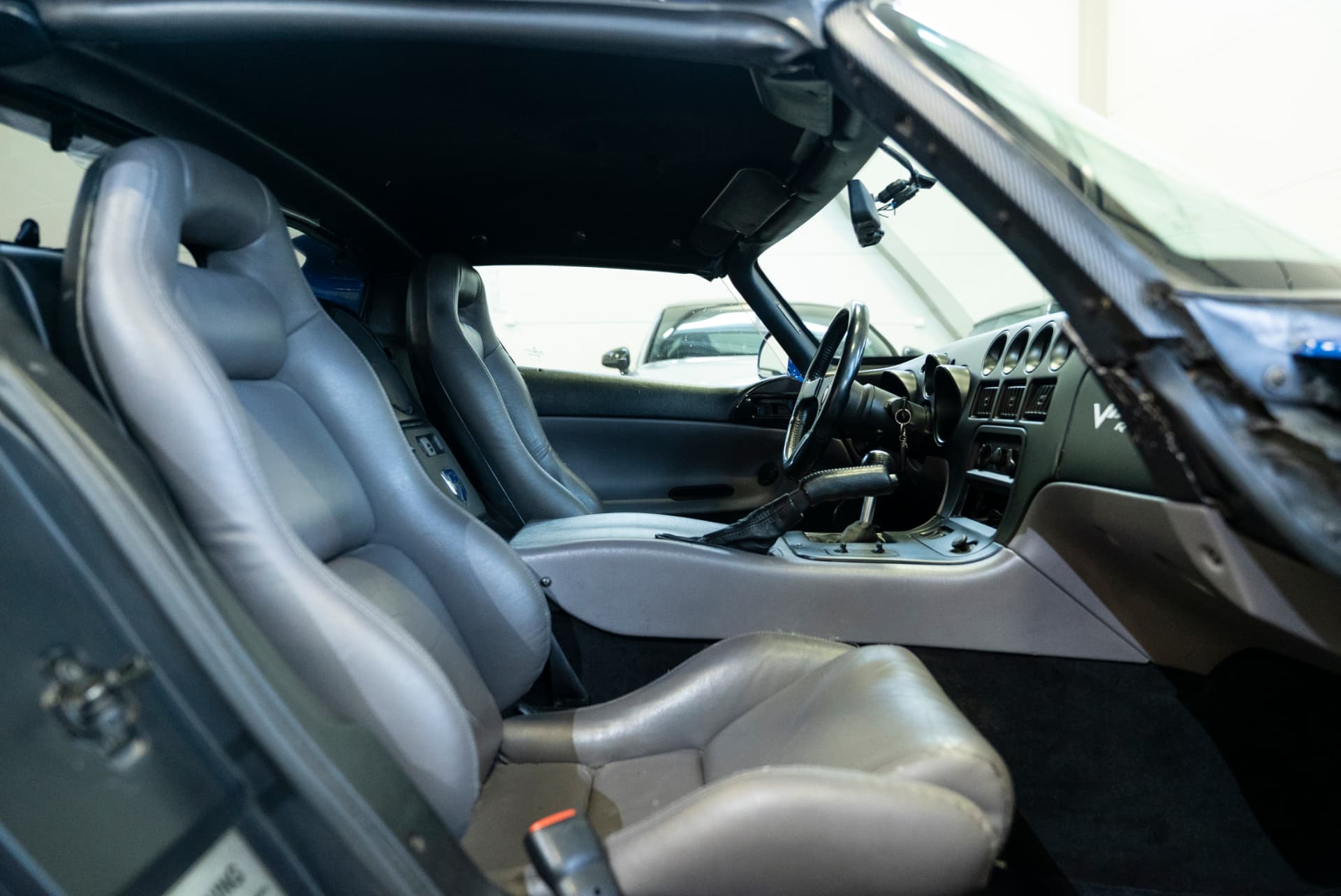 Interiör i Dodge Viper RT/10 med sportstolar och manuell växelspak