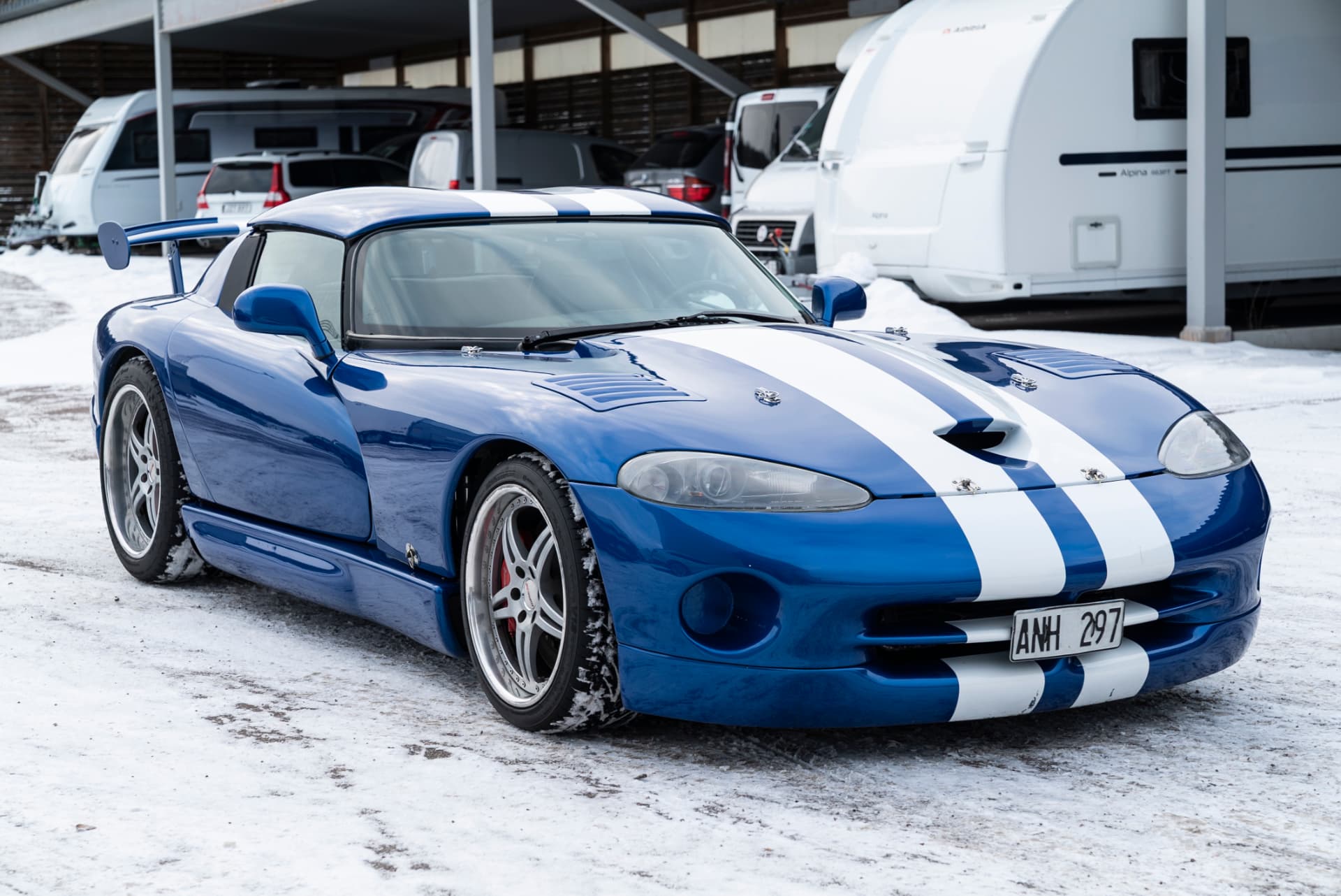 Dodge Viper RT/10 framifrån i trekvartsvy utomhus i snö