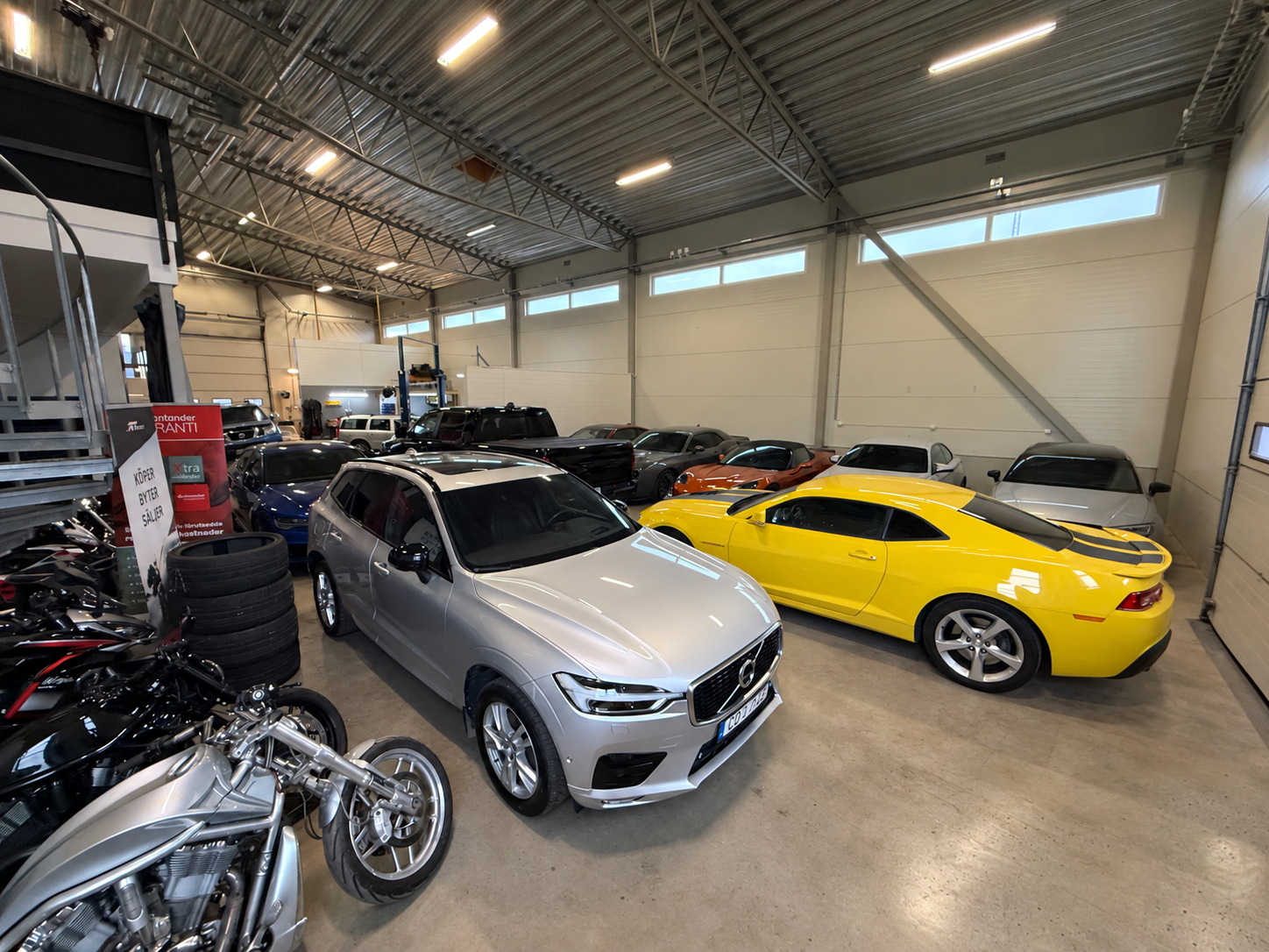 RT Motors bilhall i Köping med bilar och motorcyklar