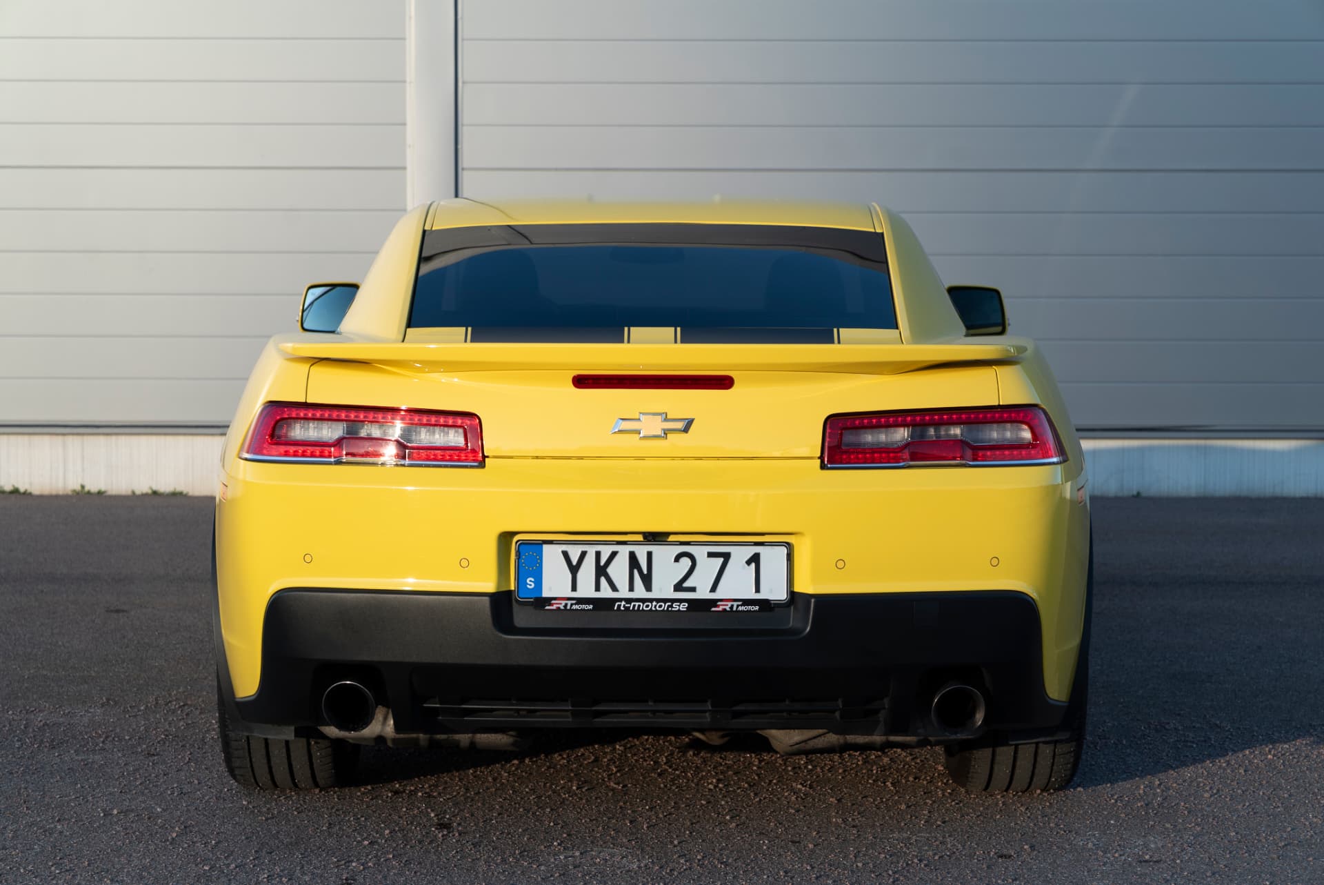 Chevrolet Camaro SS rakt bakifrån med dubbla avgasrör