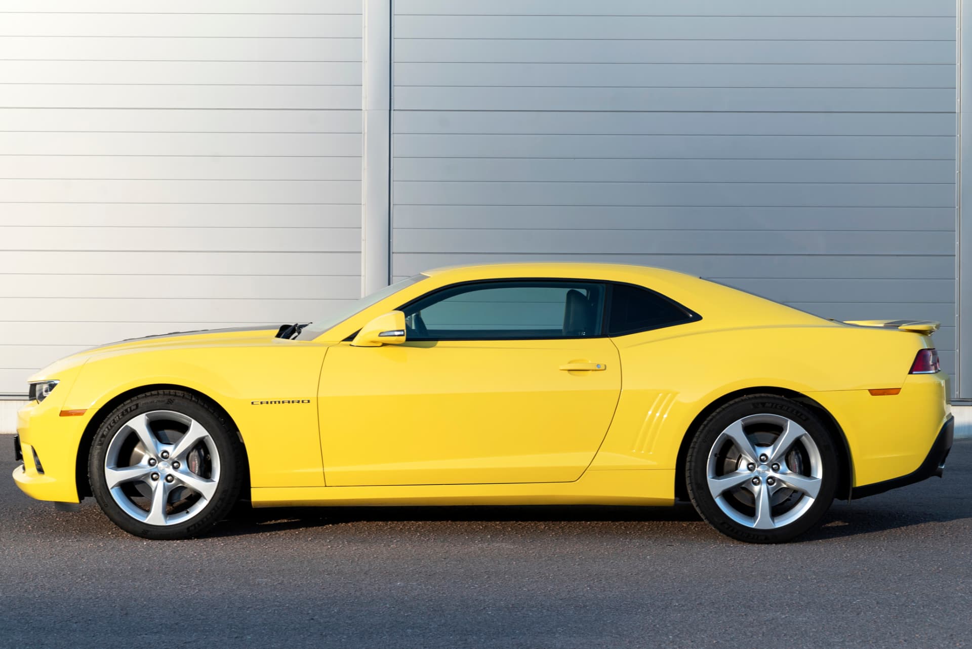 Chevrolet Camaro SS i profil mot industriport
