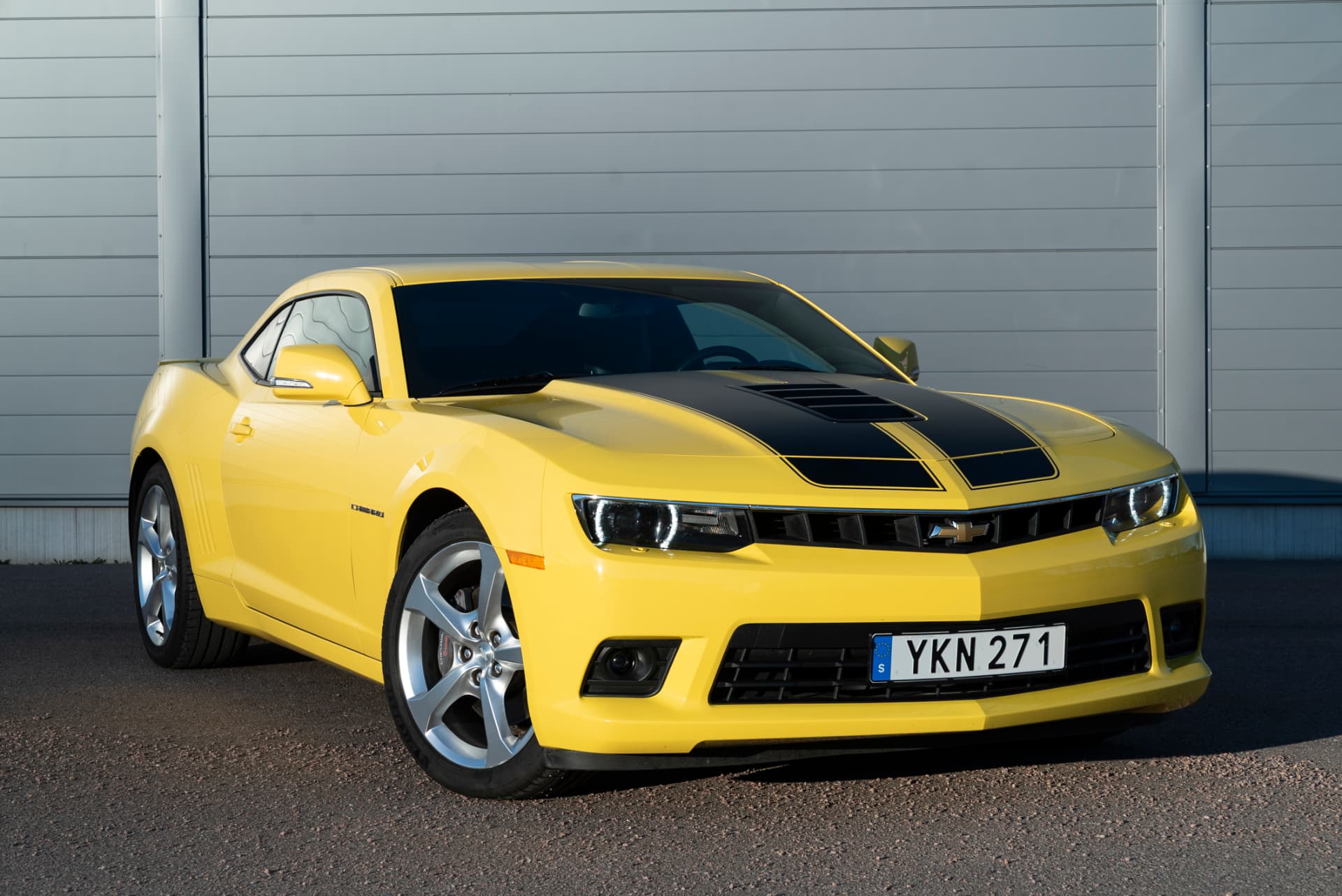 Gul Chevrolet Camaro SS V8 2014 sedd framifrån i trekvartsvy