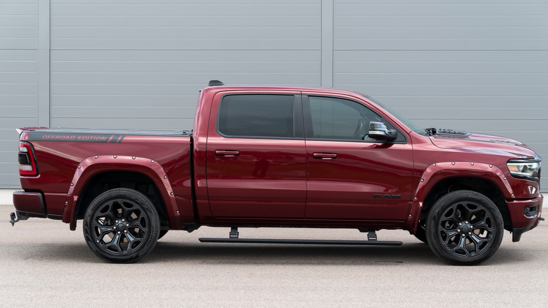 Röd Ram 1500 Off-Road Edition fotograferad från sidan
