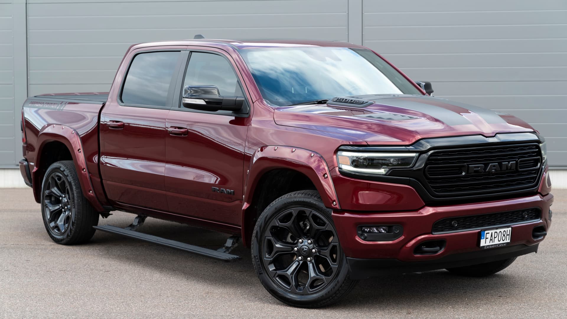 Röd Ram 1500 Off-Road Edition fotograferad snett framifrån