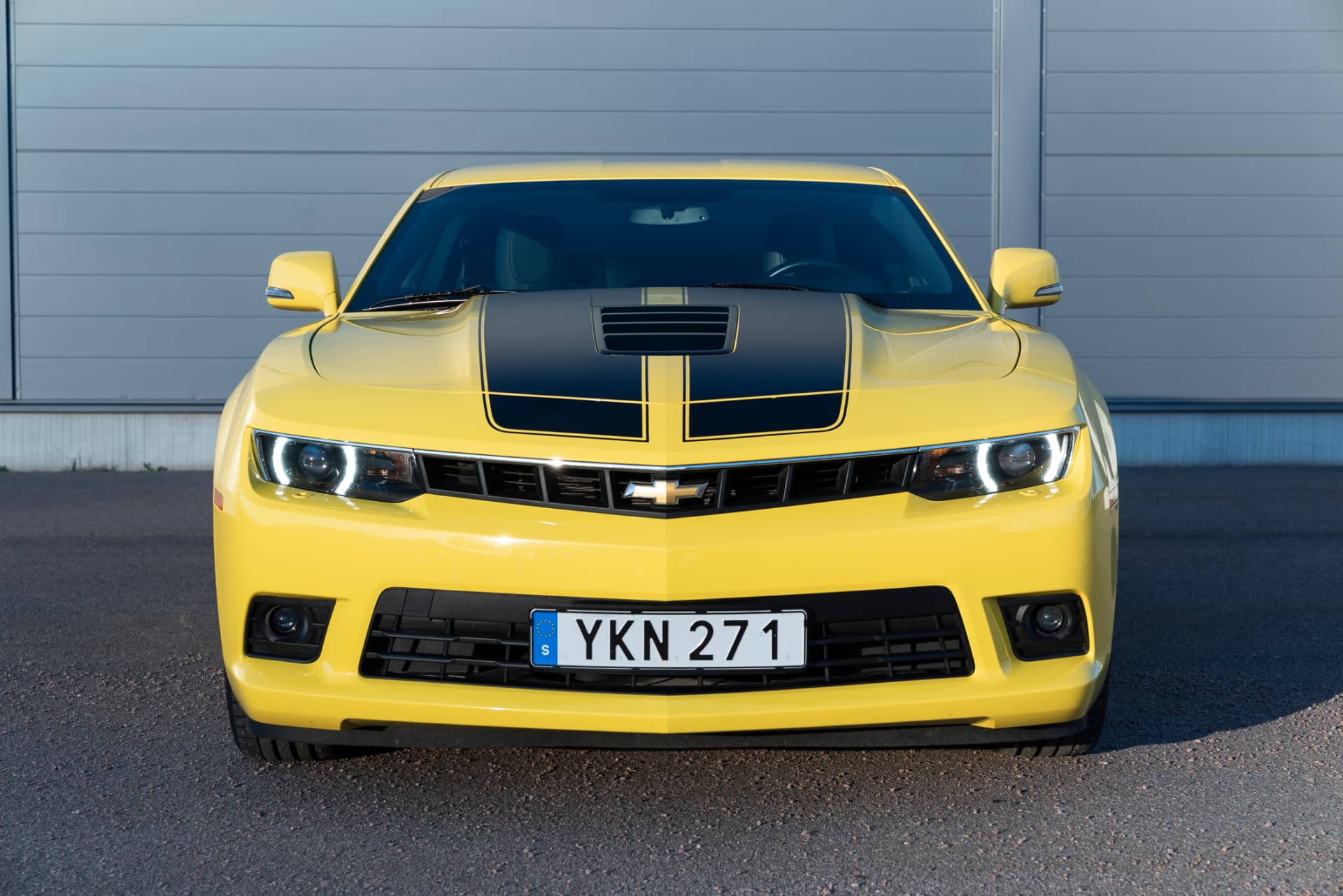 Chevrolet Camaro SS rakt framifrån med svarta ränder på huven