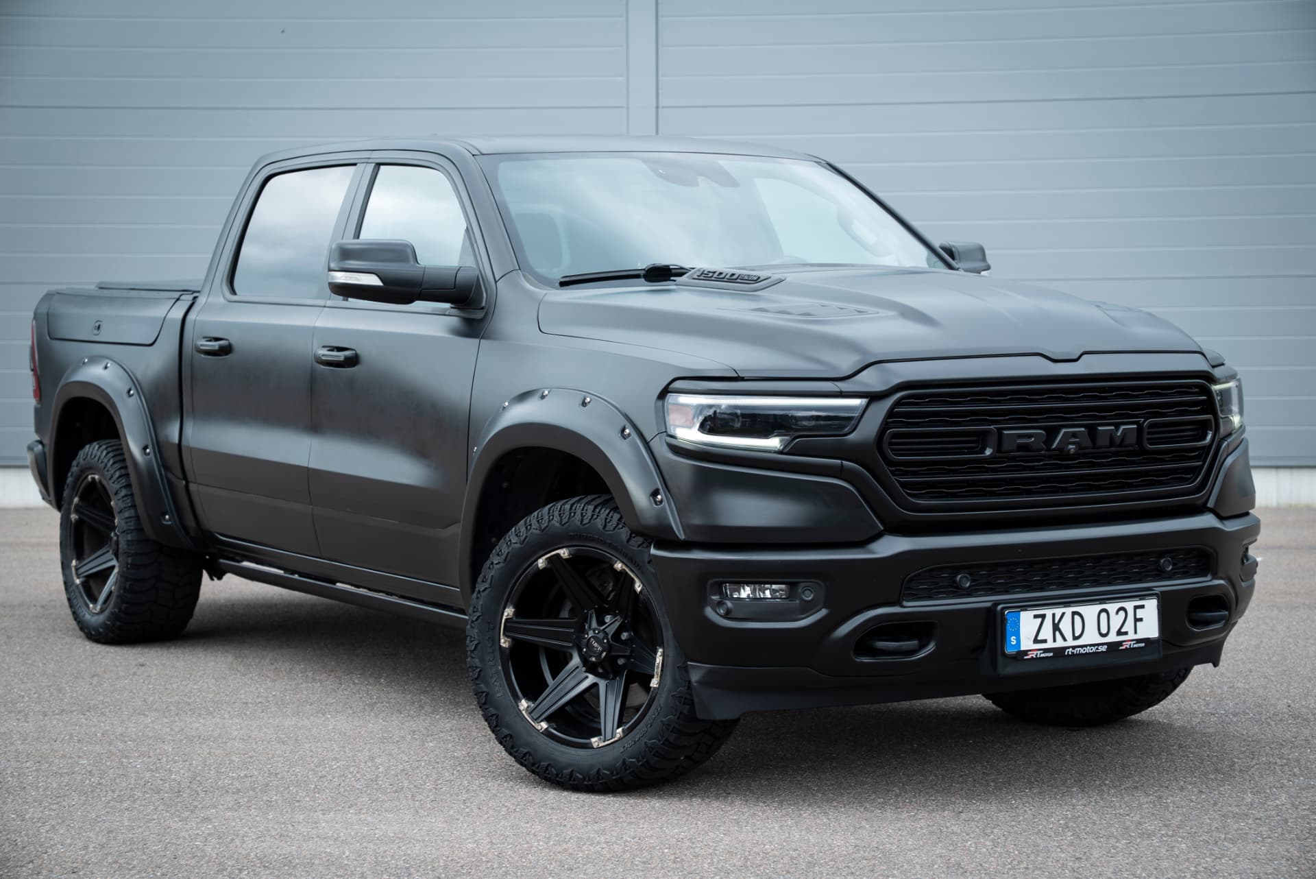Svart Dodge Ram Limited fotograferad framifrån