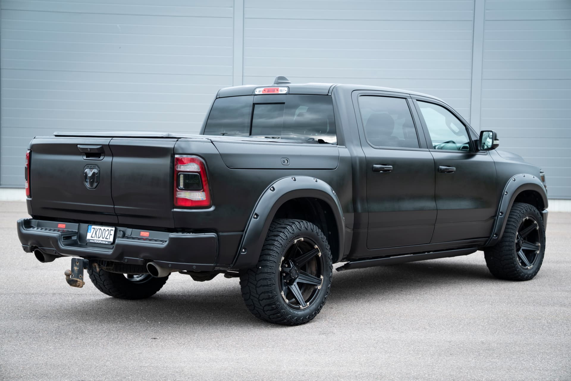 Svart Dodge Ram pickup fotograferad snett bakifrån