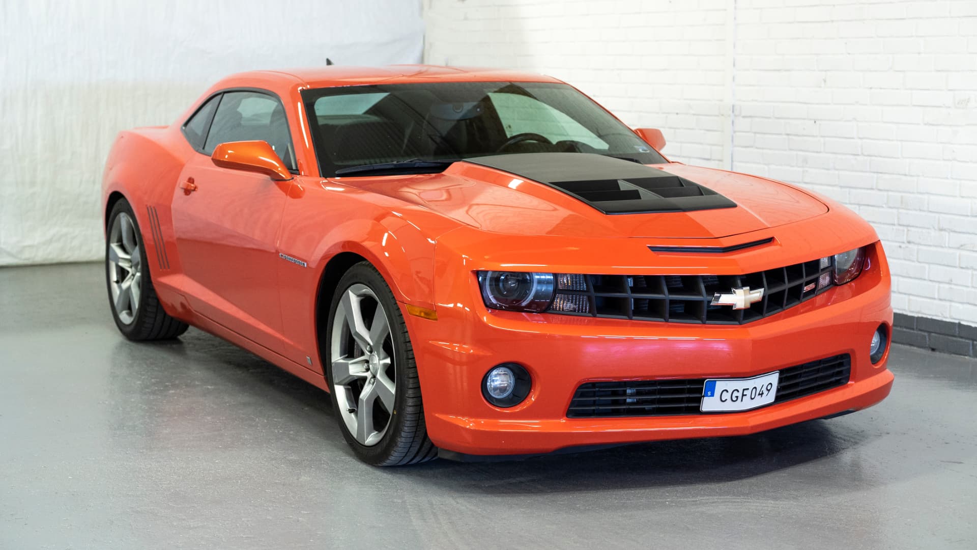 Orange Chevrolet Camaro SS med svart huv som RT Motor sålt