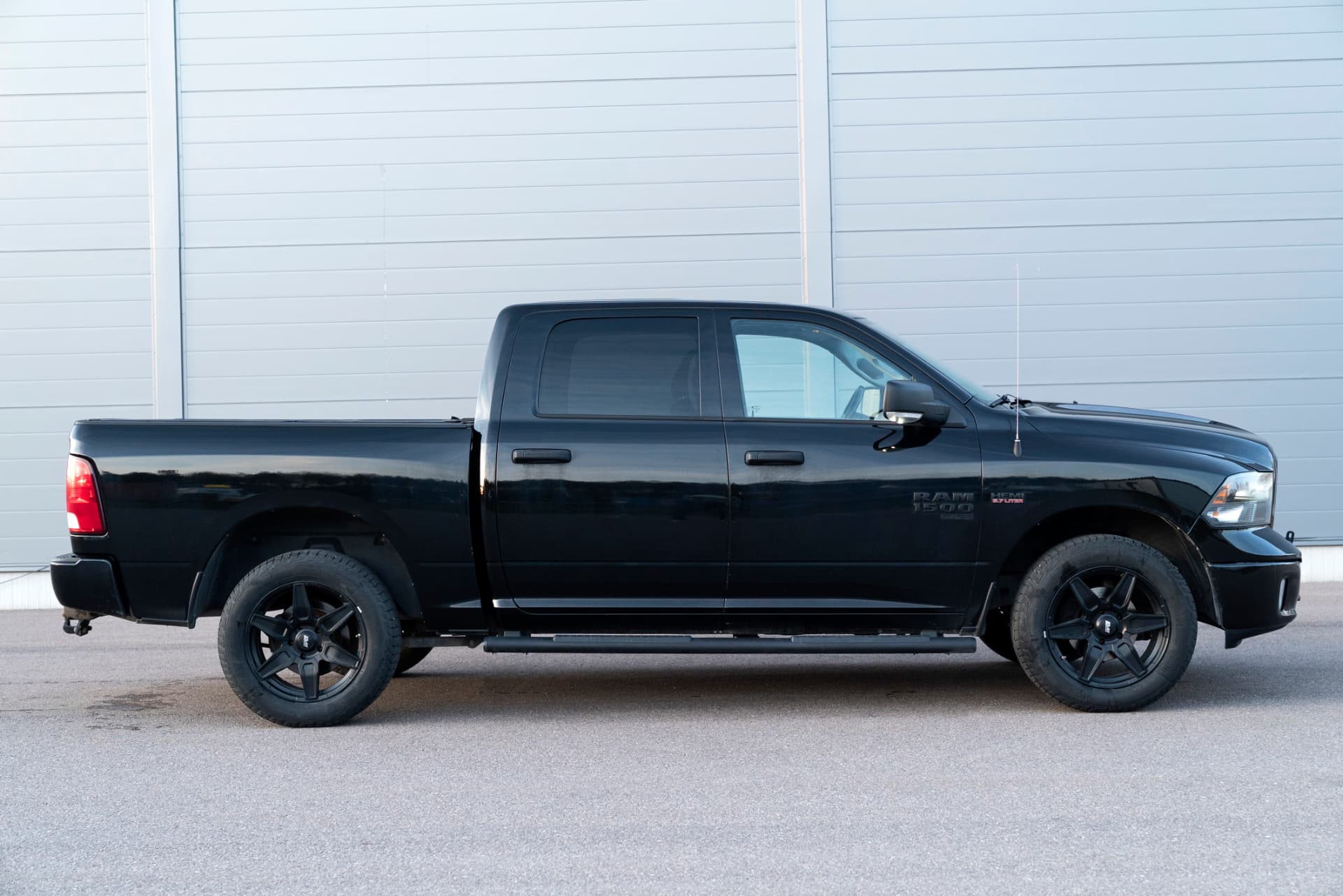 Svart Ram 1500 Classic fotograferad från sidan