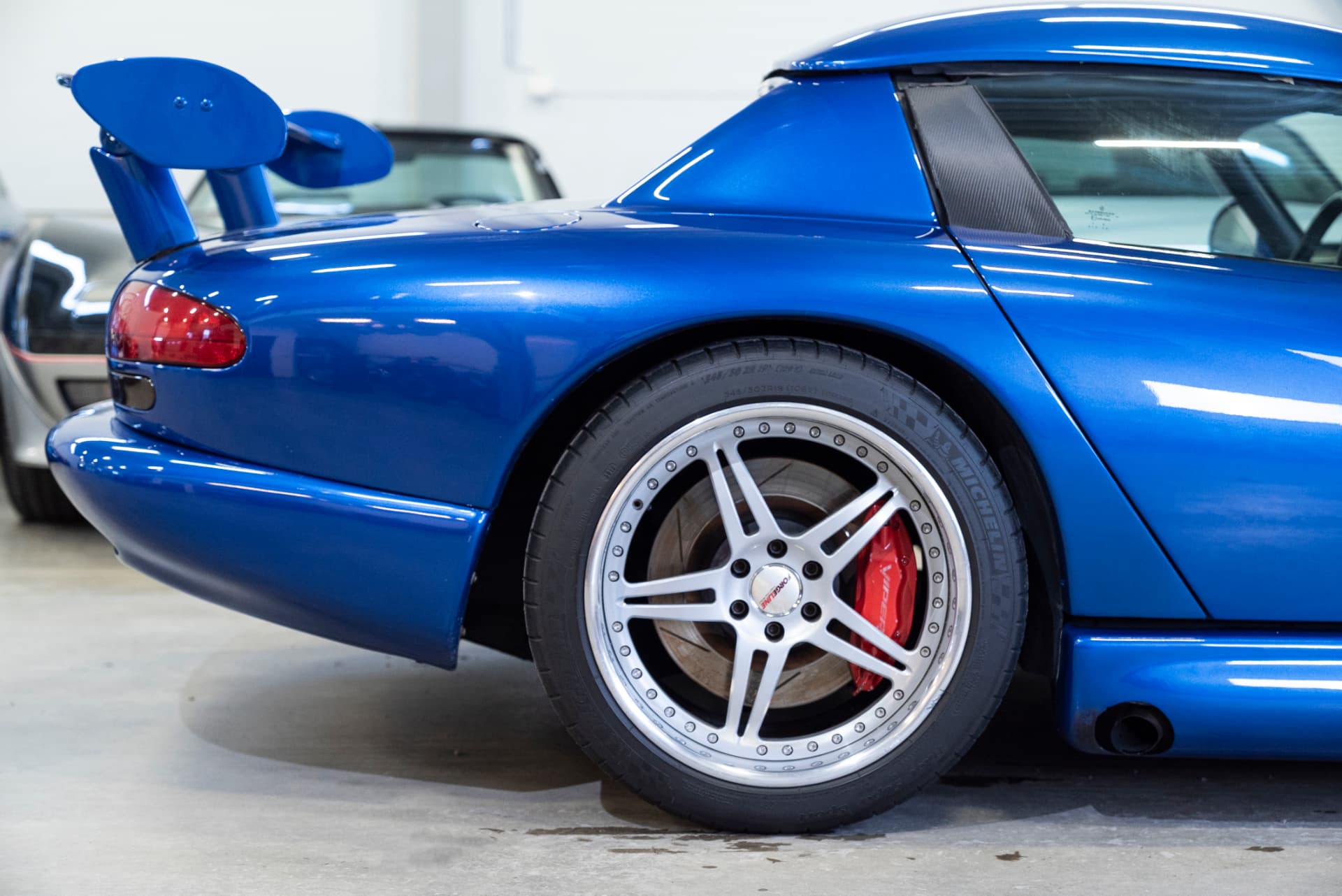 Närbild på bakhjul och bakvinge på Dodge Viper RT/10 med röda bromsok