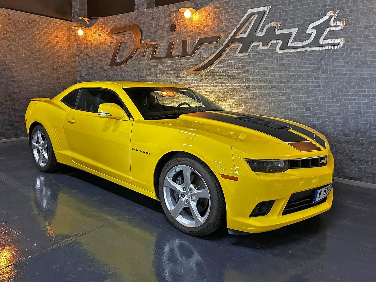 Den gula Chevrolet Camaro SS framme hos Drivart i Frankrike