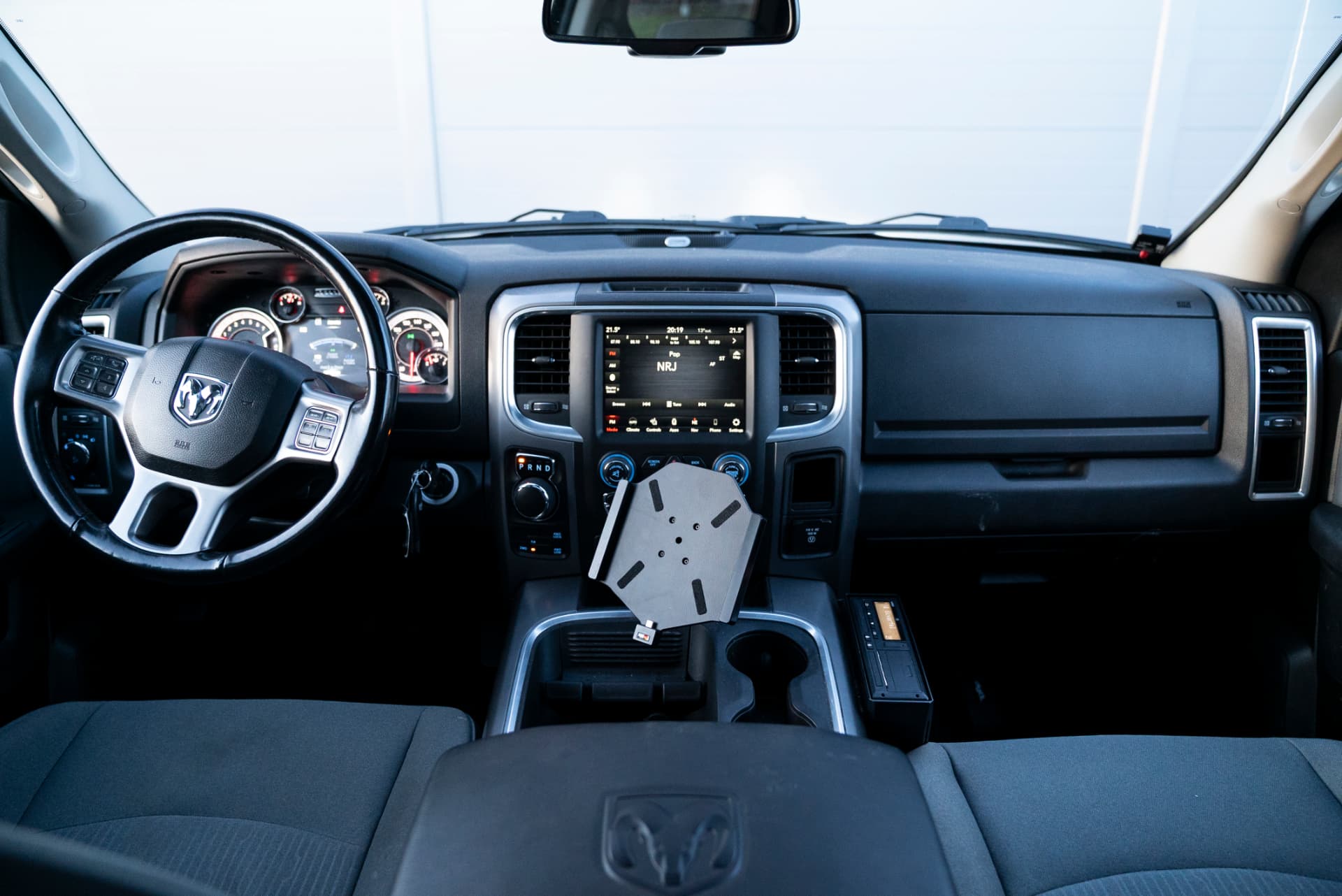 Instrumentpanel och ratt i en Ram 1500 Classic