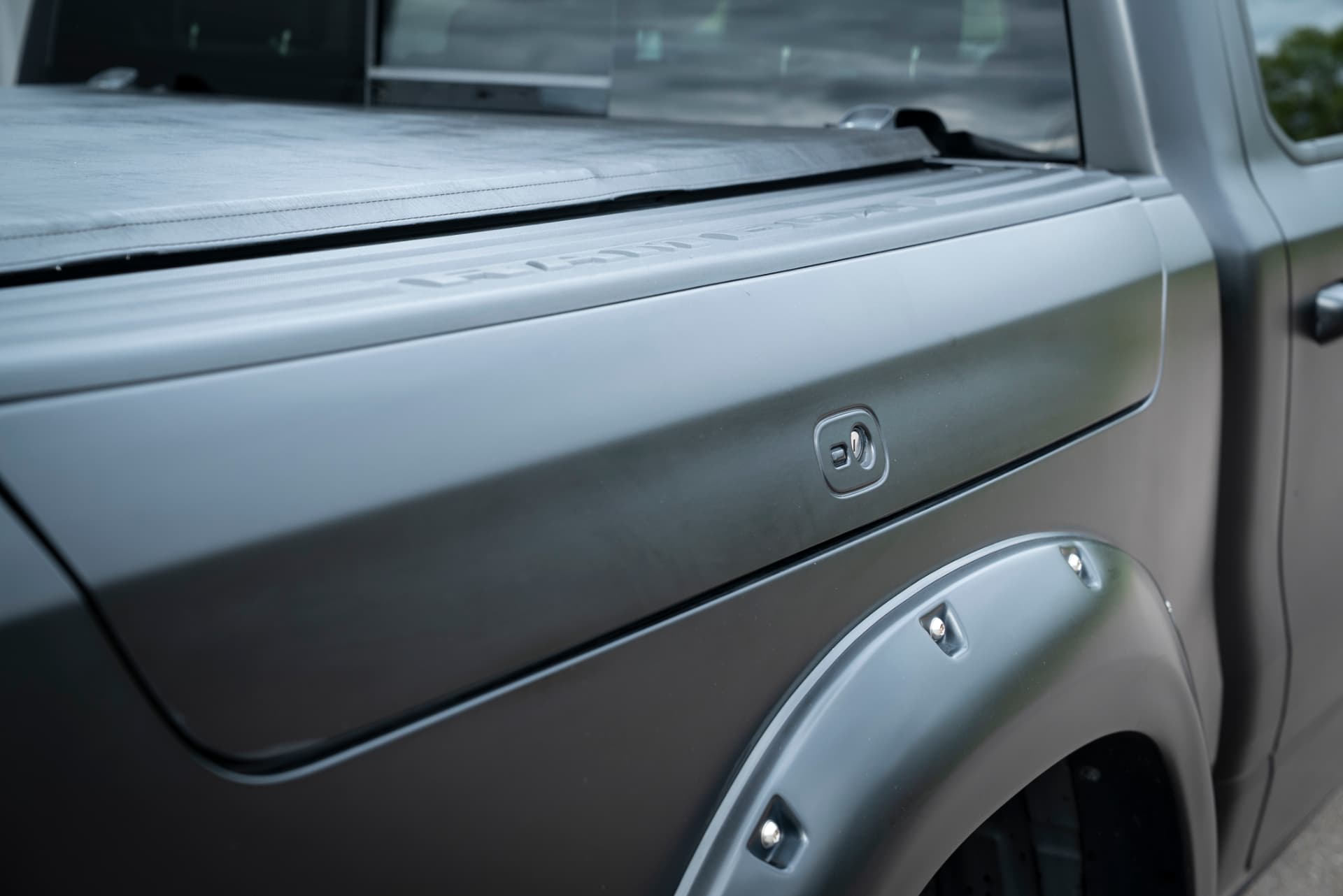 Detaljbild av RamBox förvaringsutrymme i flaket på en Ram 1500
