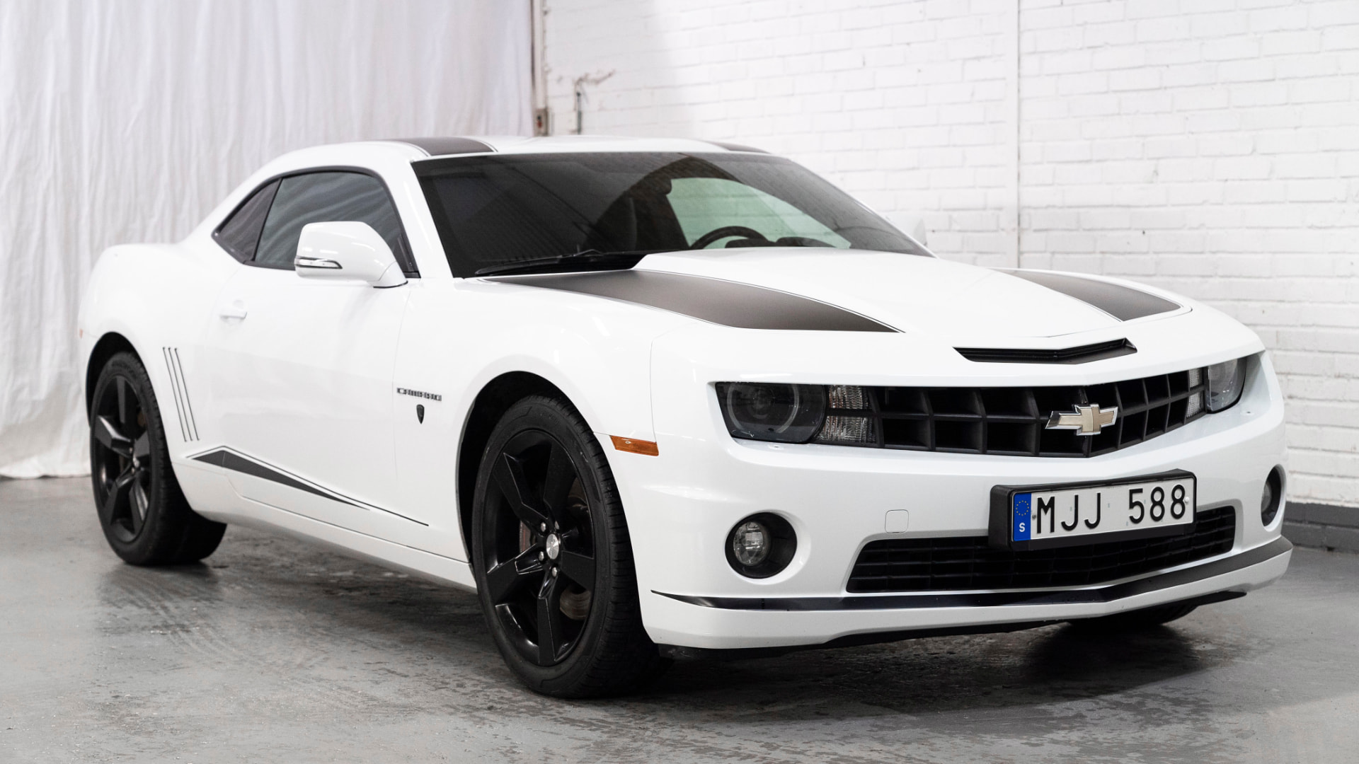 Vit Chevrolet Camaro med svarta ränder som RT Motor sålt