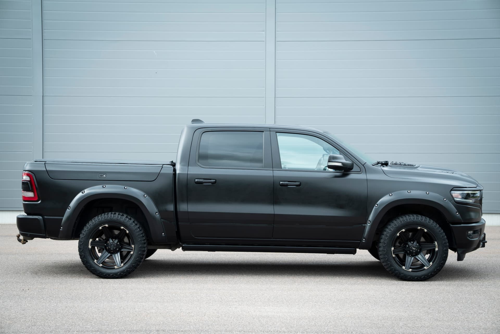 Svart Dodge Ram pickup fotograferad från sidan