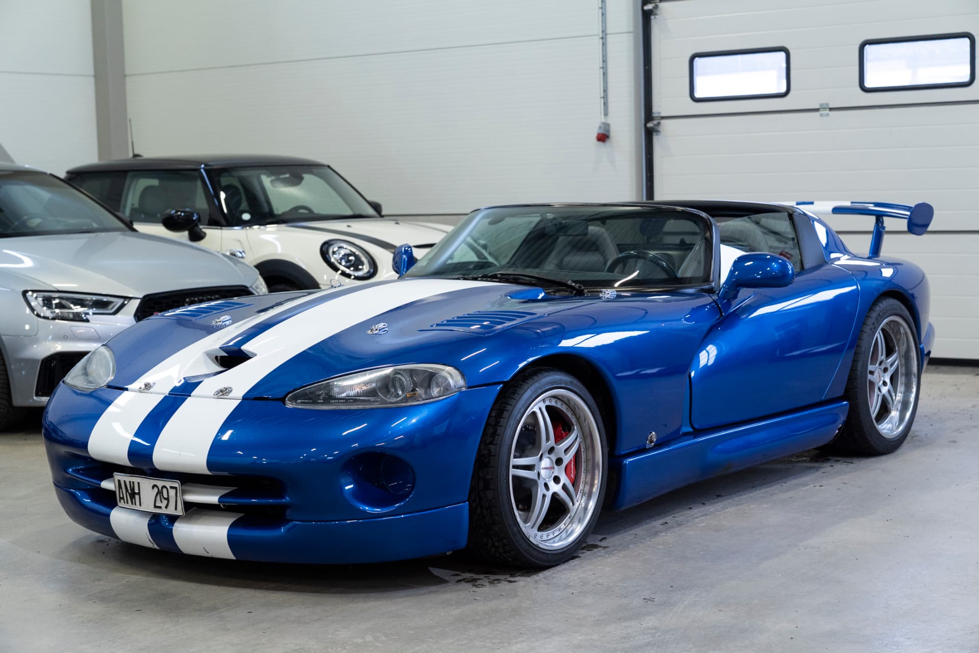 Dodge Viper RT/10 med borttaget taksnitt i lokalen