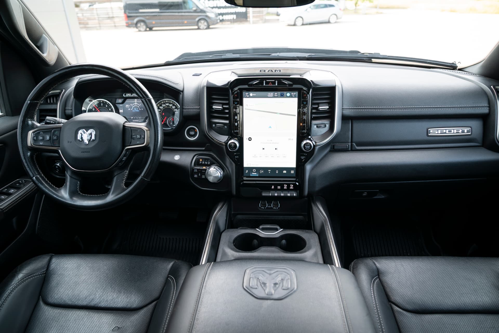 Interiör i en Ram 1500 Sport med stor pekskärm