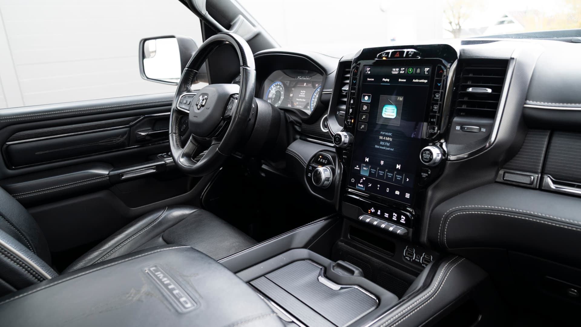 Förarplats och stor Uconnect-skärm i en Ram 1500 Limited