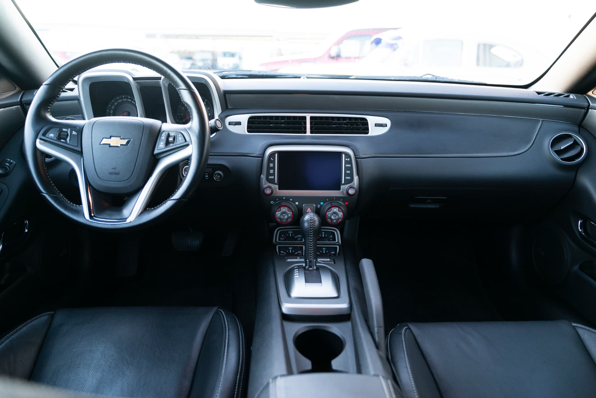Instrumentpanel och mittkonsol i Chevrolet Camaro SS
