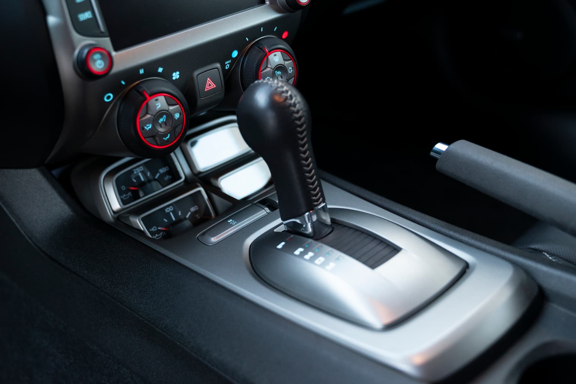 Växelspak och klimatreglage i Chevrolet Camaro SS